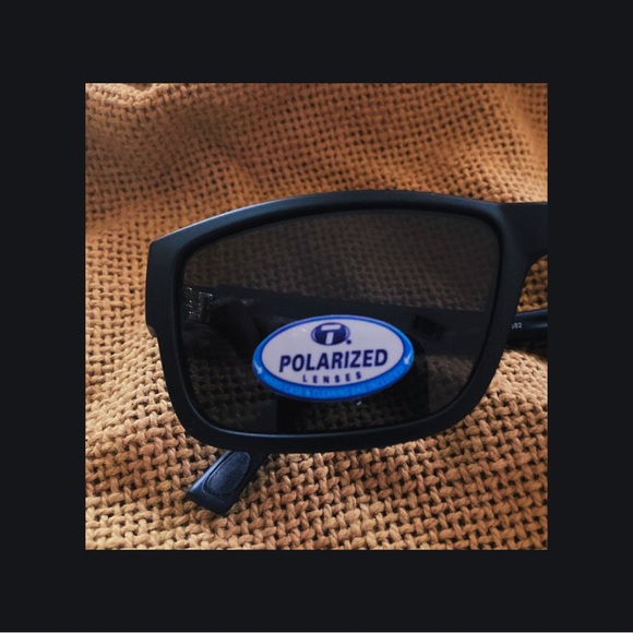 SUNGLASSES Tifosi Hagen Matte Black/Smoke Lense Unisex Never worn Polarized - Picture 6 of 8